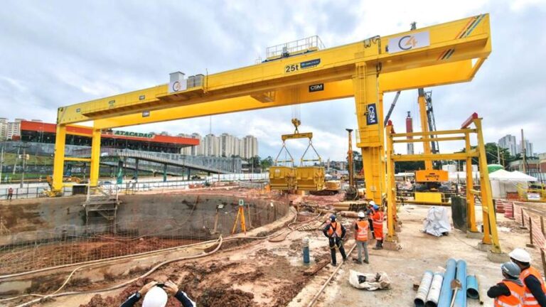 Leia mais sobre o artigo O gigante das obras da extensão da Linha 4-Amarela que movimenta até 25 toneladas de material por vez